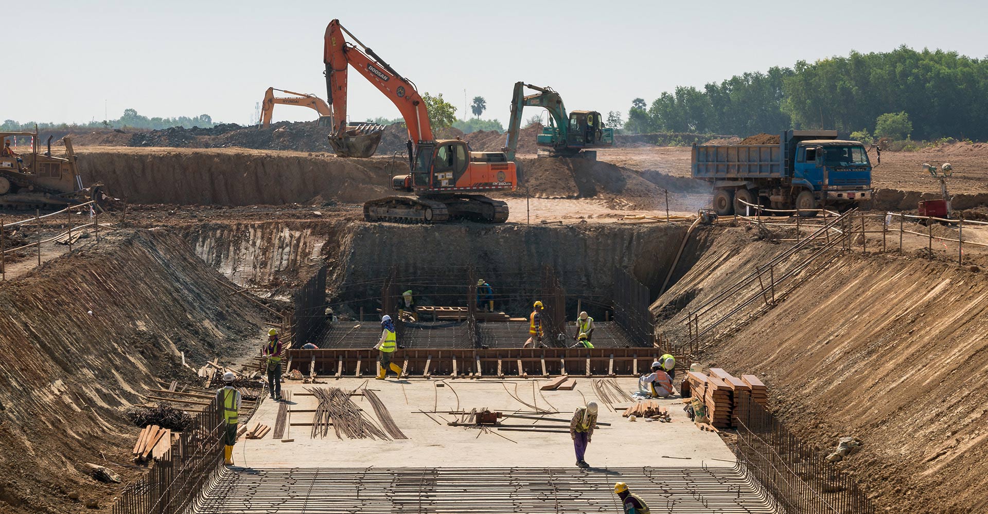 heavy-machines-construction-workers-working-building-1a